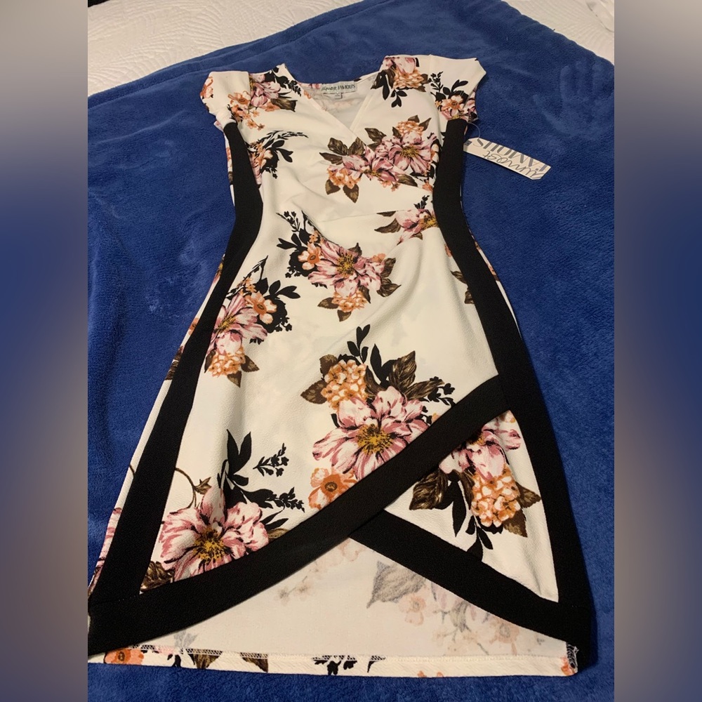Beautiful dress. Stretchy.